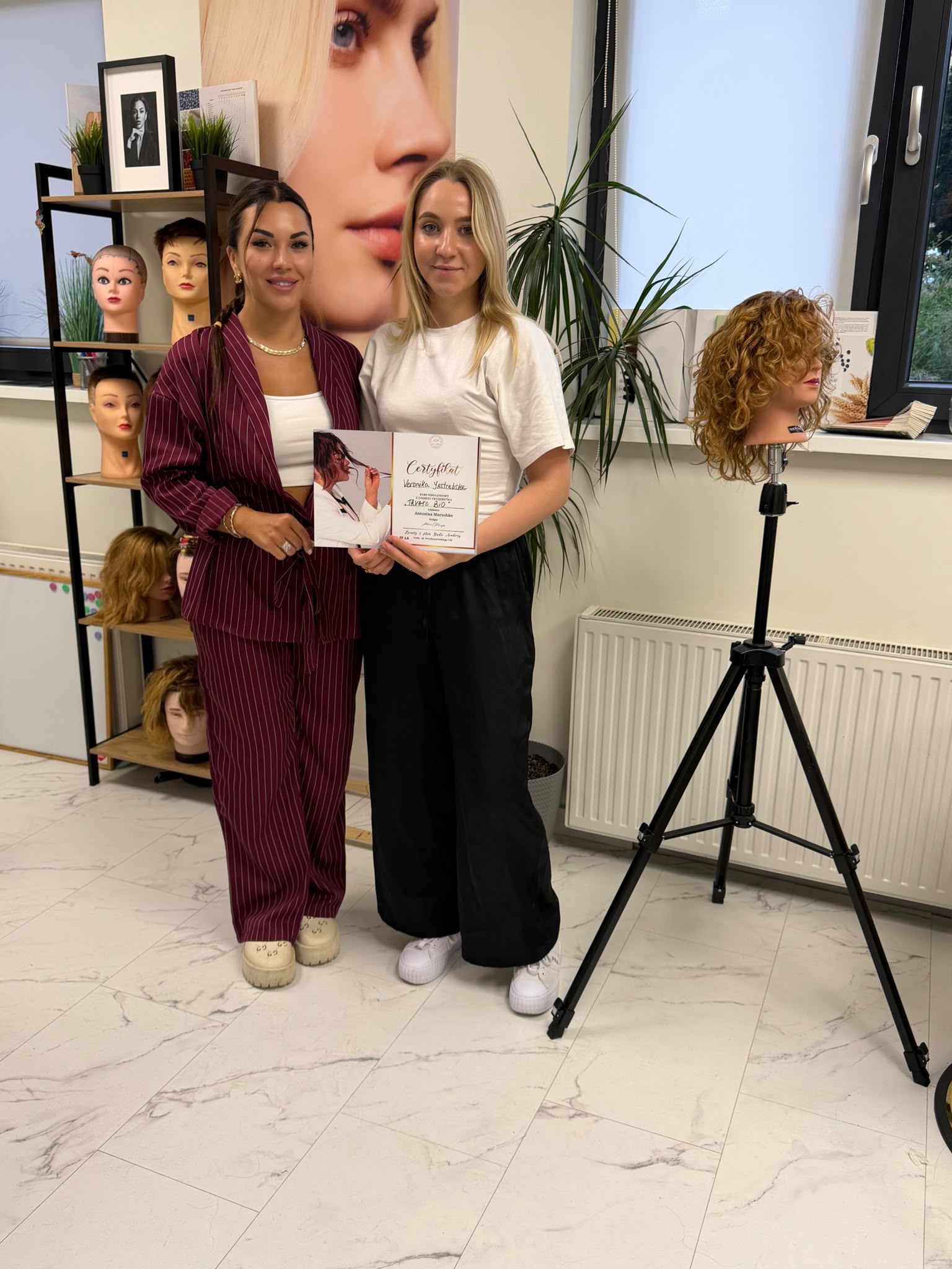 Zakończenie kursu — Veronika Yastrebska odbiera certyfikat